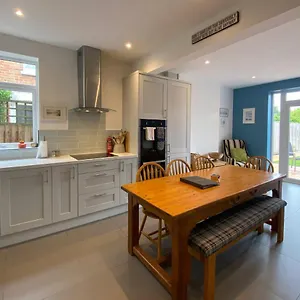 Charming 3 Bed House And Garden, Pet Friendly Bournemouth