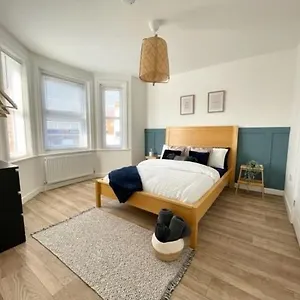 Central, Bright & Spacious - Parking Included Bournemouth